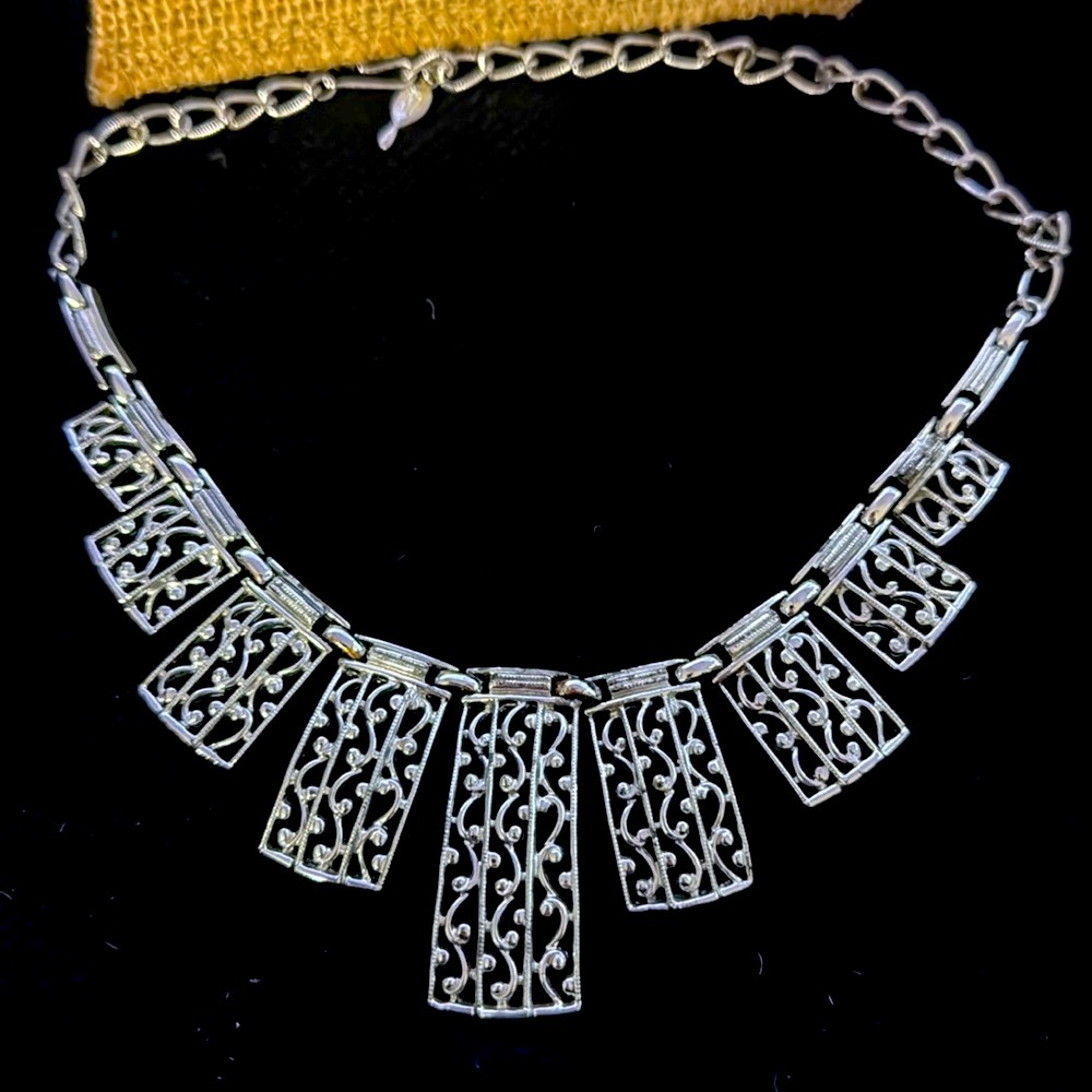 🌻HOST PICK🌻 Sarah Coventry Vintage necklace - Picture 3 of 5